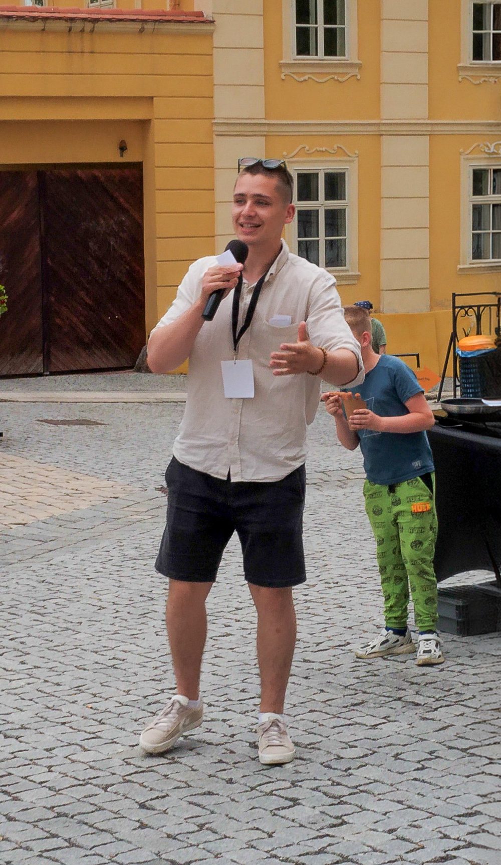 Jonáš Kopačka moderuje venkovní gastrofestival